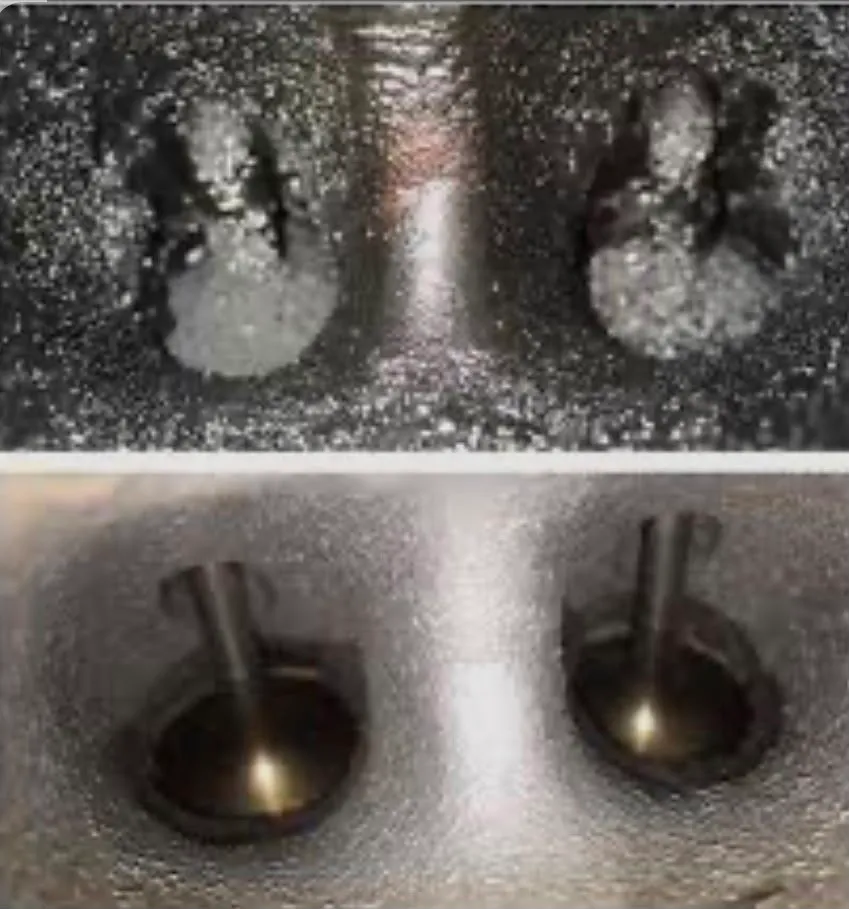 Zwei Aufnahmen übereinander: oben ein Einlasskanalpaar, dicht mit Ölkohle belegt, darunter dasselbe Kanalpaar nach dem Walnussstrahlen, das Metall wieder blank und die Ventilteller frei.