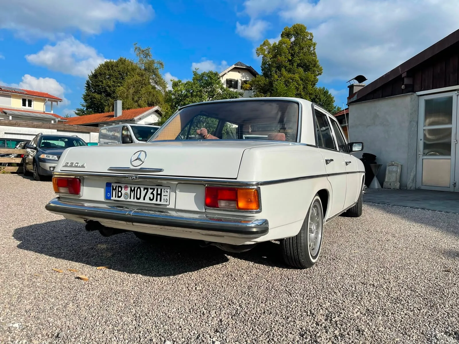 Derselbe Mercedes /8 von schräg hinten auf dem Hof, Heck mit Chromstoßstange
